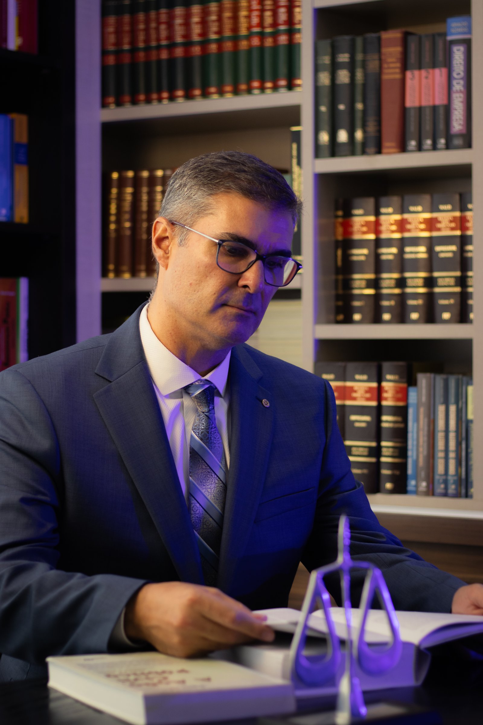 Dr. Marcelo Vallejo Marsaioli no escritório